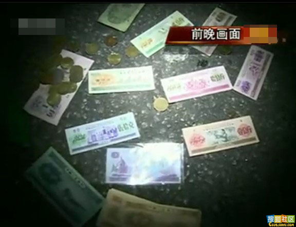 深圳女子二楼疯狂撒钱 遭市民疯抢（图）